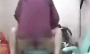 लड़की एक रस्सी के साथ सदस्यों को गले लगाती है और सेक्सी पिक्चर वीडियो पिक्चर इसे खींच