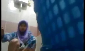 टैटू के साथ सूचना यात्री डिब्बे में सेक्सी वीडियो पिक्चर दिखाओ एक झटका नौकरी सुंदर बना देता है