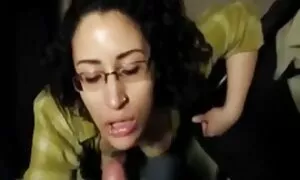 मालिश की मेज सेक्सी सेक्सी पिक्चर वीडियो पर एक आदमी को दी प्यारी लड़की
